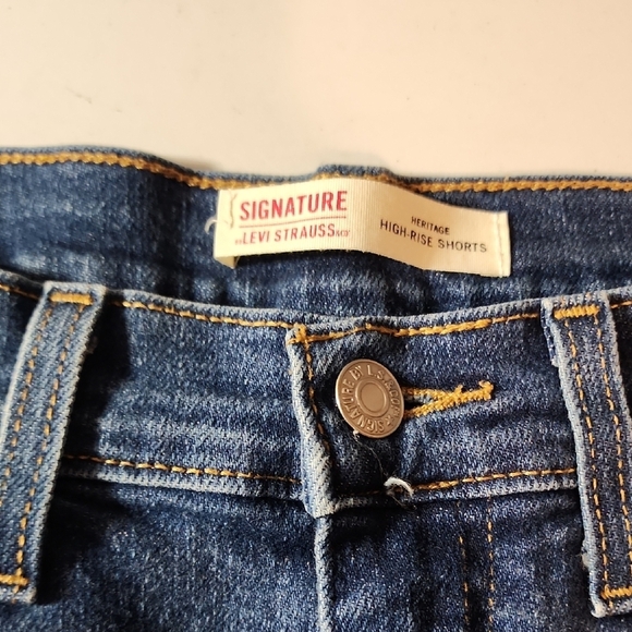 Levi's Classic Denim Cutoff Shorts - Picture 2 of 7